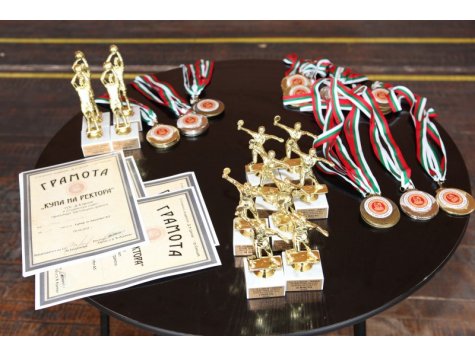 В три спортни турнира свищовски студенти се състезаваха за купата на Ректора
